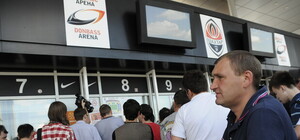 Толпы болельщиков разрывают кассы Донбасс Арены в надежде купить билет на Евро 