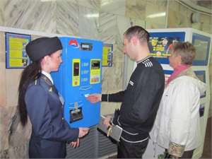 Даже инструктаж у автоматов с талончиками не спасает от очередей. Фото Юрия ЗИНЕНКО.