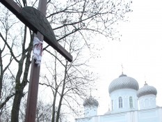 Вандалы повредили крест. Фото - ukrinform.ua