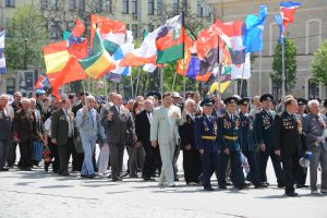 Участники шествия несли флаги различных государств. Фото - city.kharkov.ua
