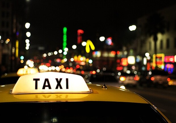 Таксисты сегодня дарят ветеранам бесплатные поездки. Фото с сайта: fotki.yandex.ru.