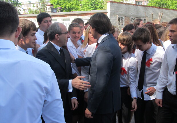 Мэр Харькова с удовольствием фотографировался с выпускниками. Фото автора.
