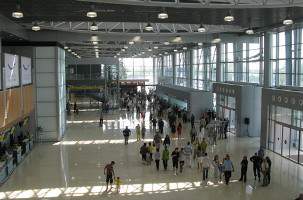 Работу служб аэропорта остановили всего на час. Фото svetiteni.com.ua.
