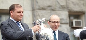 На площади Свободы можно бесплатно сфотографироваться с Кубком Европы