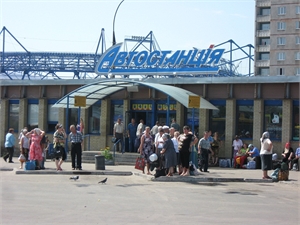 Теперь с тяжелыми сумками жителям пригорода придется ехать через весь Харьков. Фото из архива "КП