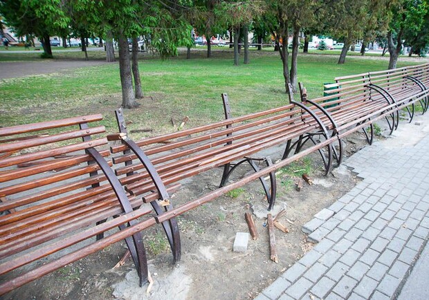 На площади Руднева неизвестные разломали две скамейки. Фото с сайта Харьковского горсовета.