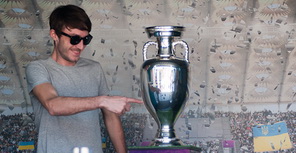 В Днепропетровск привезли Кубок Евро-2012. Фоторепортаж