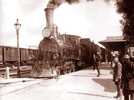 Первый вокзал на территории так называемой Архиерейской левады был построен в 1869 году.