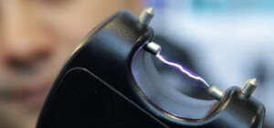 На Харьковщине парень с электрошокером пытался ограбить магазин