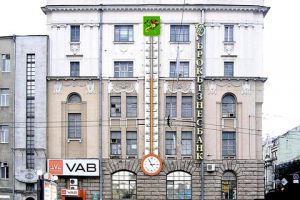 Градусник возле станции метро «Исторический музей» установят до 1 июня. Фото с сайта Харьковского горсовета.