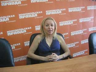Участница пятого сезона  реалити-шоу "Меняю жену" Елена Лесничая.