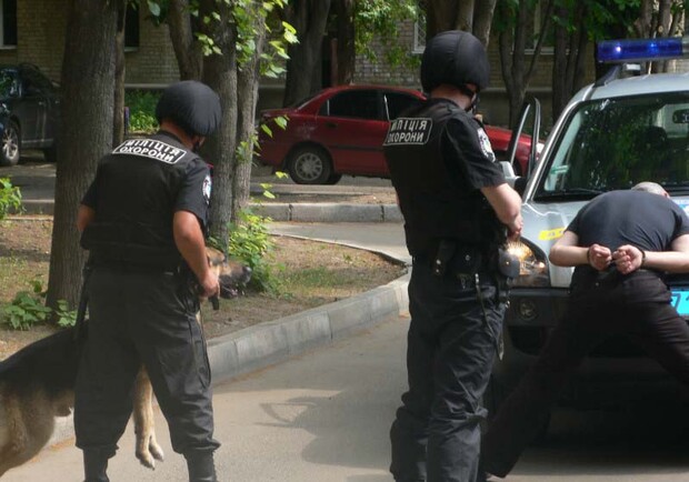 Задержанный 37-летний безработный харьковчанин был доставлен в райотдел милиции. Фото с сайта ГУ МВД Украины в Харьковской области.