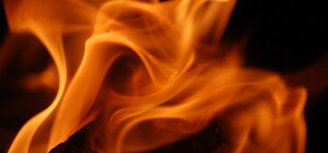 В Волчанске сгорел дом и чуть не рванул газовый баллон