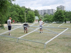 За жизнью лагеря оранжевых жители Салтовки смогут наблюдать из окон.Фото пресс-центра Харьковского горсовета.