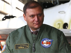 В самолетах губернатор чувствует себя спокойнее, чем «под винтом». Фото Дмитрия ВЕРЕЩИНСКОГО.