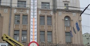 Вновь установленный градусник может показывать температуру до 78 градусов.  Фото Юрия ЗИНЕНКО. 