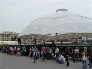 На площади Свободы под крышей будут только гости VIP-зоны, остальным стоит захватить зонты. Фото Елены ПАВЛЕНКО.