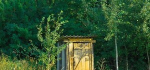 Одесский пенсионер провалился в туалет