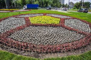 В этом году круглая клумба на разворотном кольце проспекта Гагарина стала тематической. Фото с сайта Харьковского горсовета.