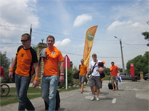 Фанаты во всем оранжевом появились на Салтовке в четверг днем. Фото автора.