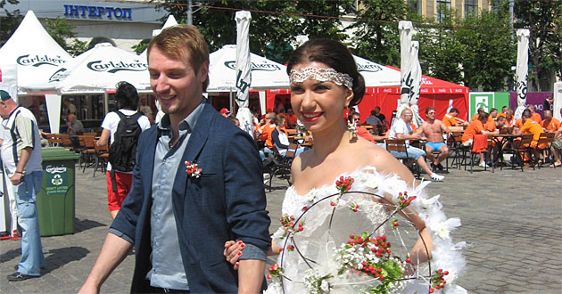 Молодые люди решили пожениться именно  в день открытия Евро-2012 . Фото: glavnoe.ua