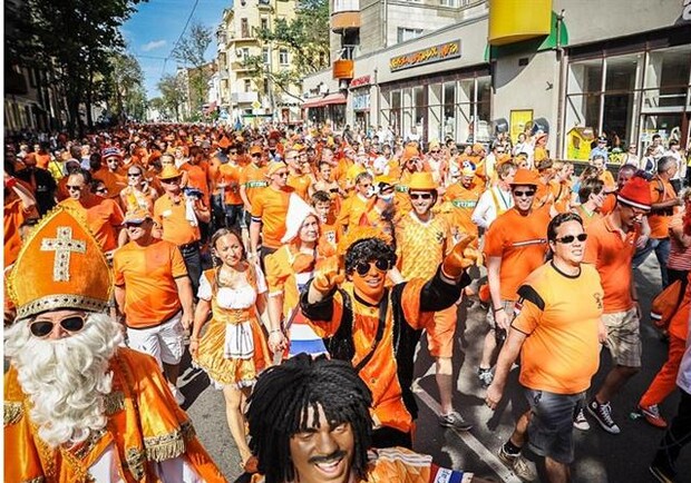 Намного больше представителей Голландии будут участвовать в пешем марше. Фото с сайта Харьковского горсовета.