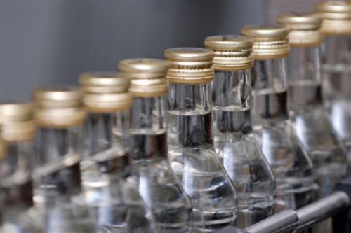 У правонарушителя было изъято 6 тысяч бутылок фальсифицированной водки. Фото: litsa.com.ua
