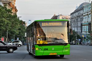 Водитель маршрутки наехал на неподвижный предмет, в результате чего автобус перевернулся. Фото с сайта Харьковского горсовета.
