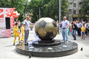 В саду имени Шевченко открыли обновленный памятник мячу. Фото с сайта Харьковского горсовета.