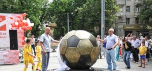 В саду Шевченко открыли реконструированный памятник мячу