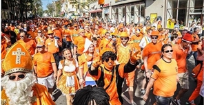 Сегодня нас ждет второй "оранжевый парад" - за три часа до начала матча Голландия — Германия по центру Харькова пройдут болельщики Нидерландов. Фото с сайта Харьковского горсовета.