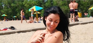 Запорожские девушки загорают на пляжах до ожогов