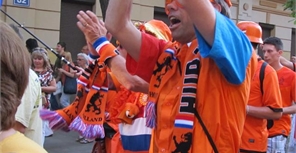 Фаны просят харьковчан и гостей города, которые будут присутствовать завтра на стадионе «Металлист», одеть оранжевые футболки. Фото: "В городе"