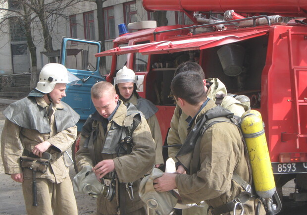Спасатели вынесли мужчину на свежий воздух и передали бригаде скорой медицинской помощи. Фото из архива "КП".