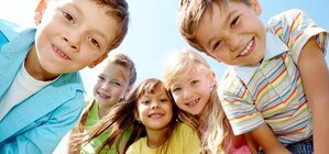 Маленькие запорожцы предлагают людям радость задаром