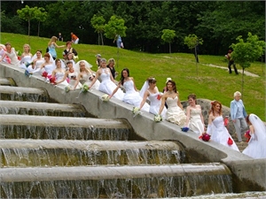 Парад дам в белых платьях обещает быть не менее креативным, чем в предыдущие годы. Фото предоставлено организаторами "Парада невест".
