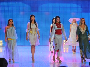 В представлении национальных костюмов стран-участниц чемпионата, будущей победительнице (вторая справа) досталась Украина.Фото Константина БУНОВСКОГО. 