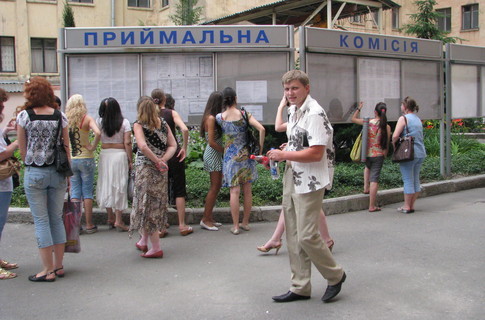 Вузы уже начали прием документов. Фото: segodnya.ua.