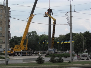Сегодня в Харькове начали демонтировать монумент Независимости.  Фото Ирины Зозули
