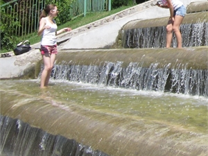 Одно из самых популярных мест для «водных процедур» у жителей нашего города - Каскад в саду Шевченко. Фото автора.
