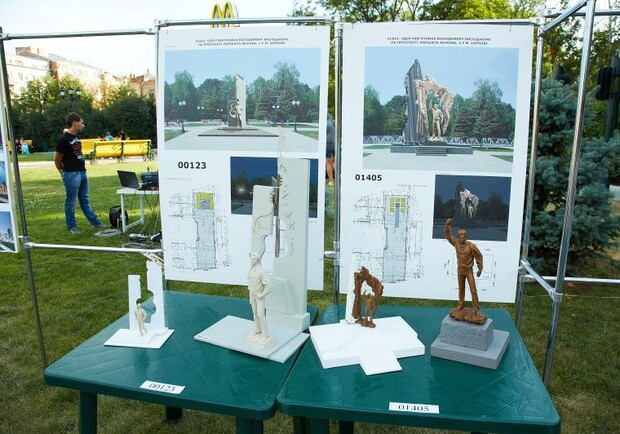 Были выставлены эскизные проекты 15 финалистов конкурса. Фото с сайта Харьковского горсовета.