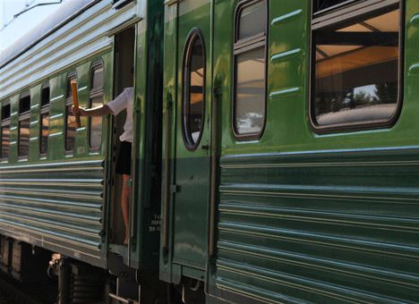 Подростки забросали поезд бутылками. Фото: kharkov.comments.ua.