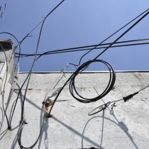 В Симферополе коммунальщики срезают с домов интернет-кабели