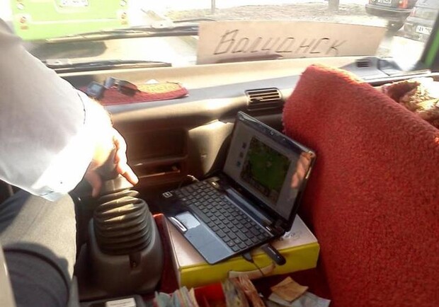 Водитель-игроман возит свой ноутбук рядом с собой. Фото со страницы "Комсомольской правды" на Facebook.