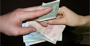 Женщину задержали во время получения взятки в размере 3800 гривен и 400 долларов.  Фото kp.ua.