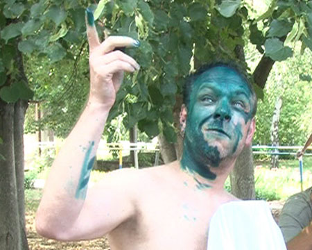 У Сергея Власенко в зеленке все лицо, шея, волосы и футболка. Фото с сайта МГ "Объектив".