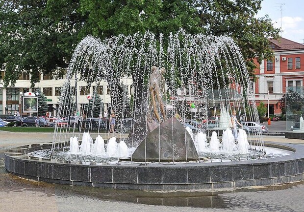 В фонтане на площади Архитекторов недавно вычистили 5 килограмм грязи. Фото с сайта Харьковского горсовета.
