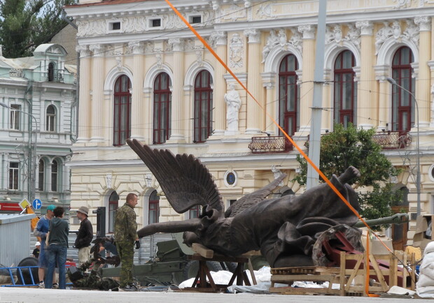На площади Конституции начали монтировать новый памятник. Фото автора.