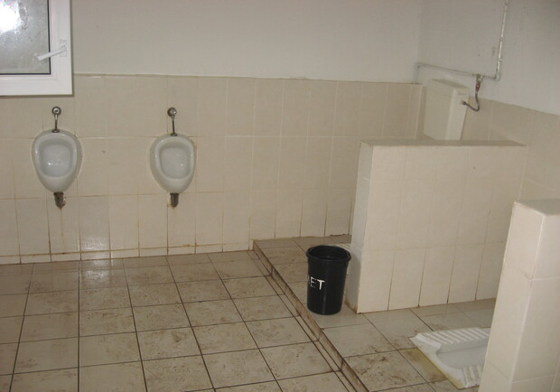 Так выглядели туалеты до ремонта. Фото "В городе".
