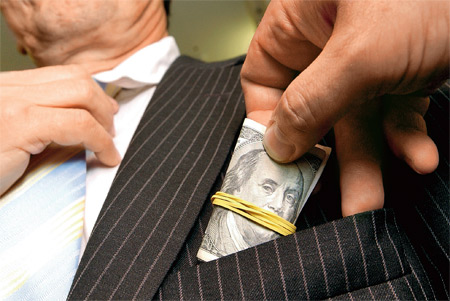 Мужчина хотел присвоить чужие деньги. Фото: og.com.ua.